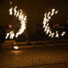 Atmosférické vystoupení Firejokers, tanec s velkými ohnivými vějíři