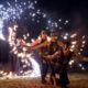 Tanec s ohnivými vějíři na pozadí pyrotechnické efety